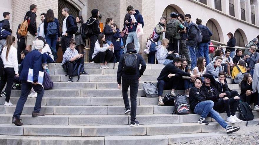 Estudiants a la porta de la Facultat de Lletres de la UdG