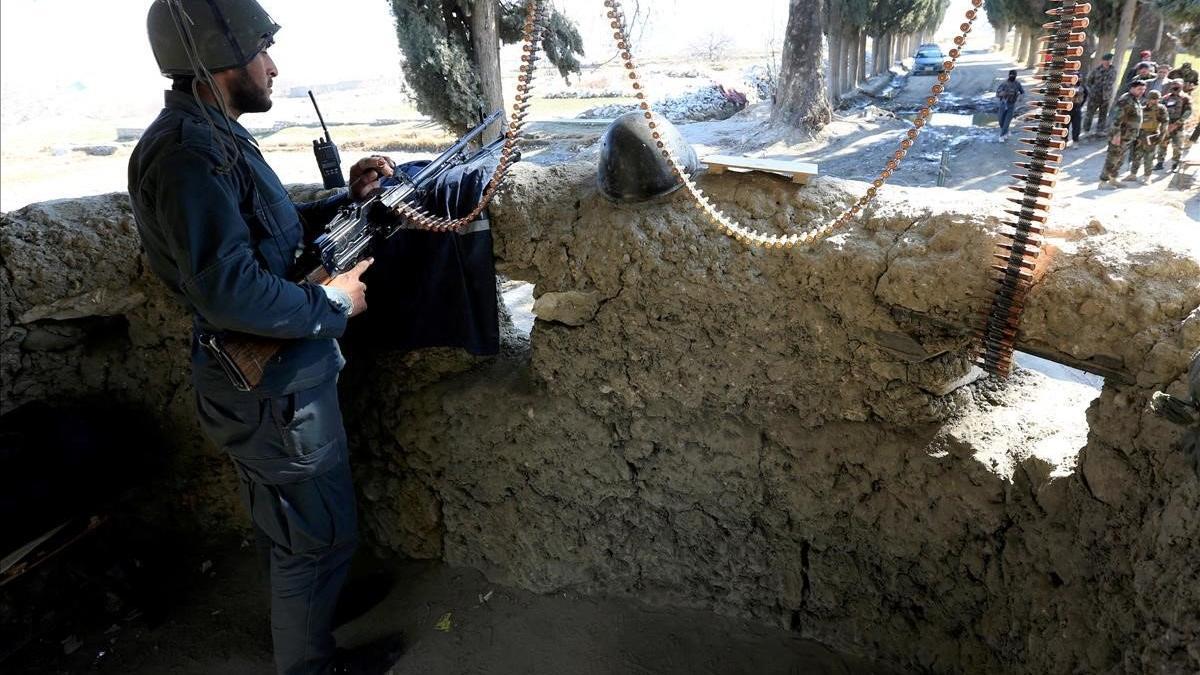 Un soldado afgano hace guardia en una torre de seguridad donde dos soldados estadounidenses fueron asesinados en el distrito de Shirzad de la provincia de Nangarhar, Afganistán.