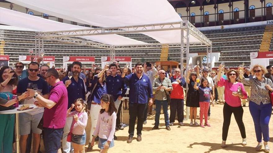 El gran brindis de ribera del guadiana reúne a centenares de participantes en la plaza de toros