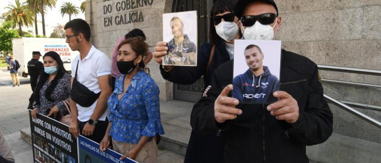 Familiares de marineros del ‘Pitanxo’ ayer ante la Delegación del Gobierno. |   // CARLOS PARDELLAS