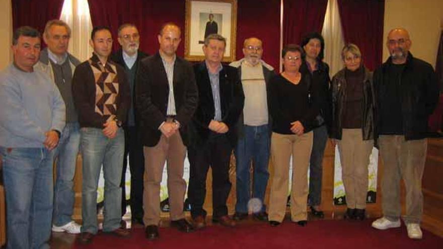 Alcalde y concejal de Cultura, con representantes de los grupos teatrales