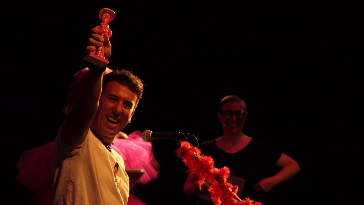 El profesor Artur Guijarro, del CEIP Sant Jordi, al recibir el premio Siurell rosa de la entidad Ben Amics.