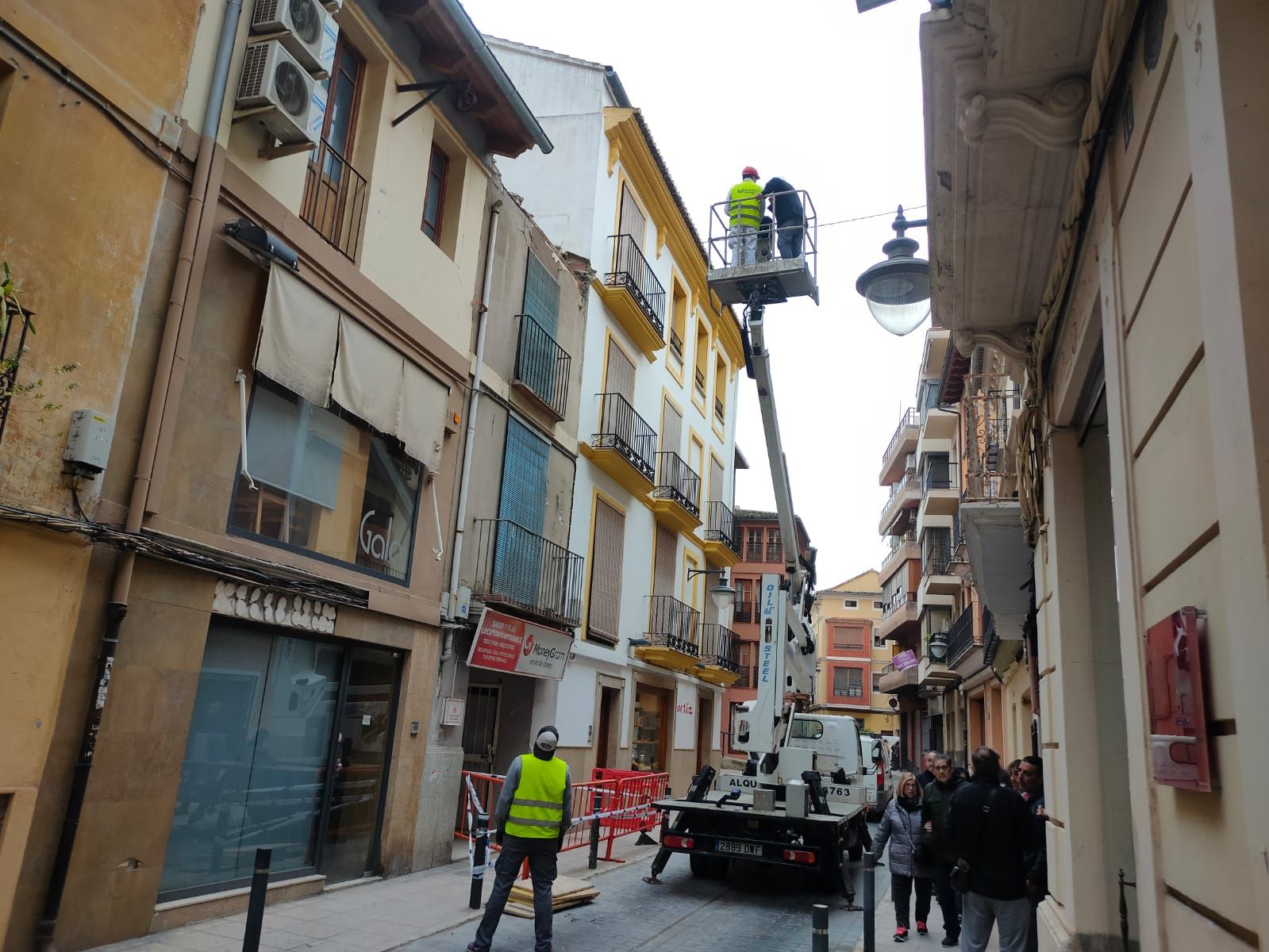 Revisan el estado del tejado de una casa abandonada en el casco antiguo de Xàtiva