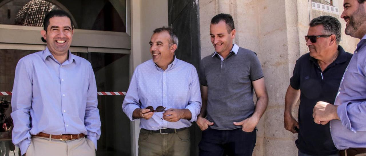 El alcalde de Alcoy, Toni Francés, junto a otros concejales ayer a las puertas de la Junta Electoral durante la votación de ayer.