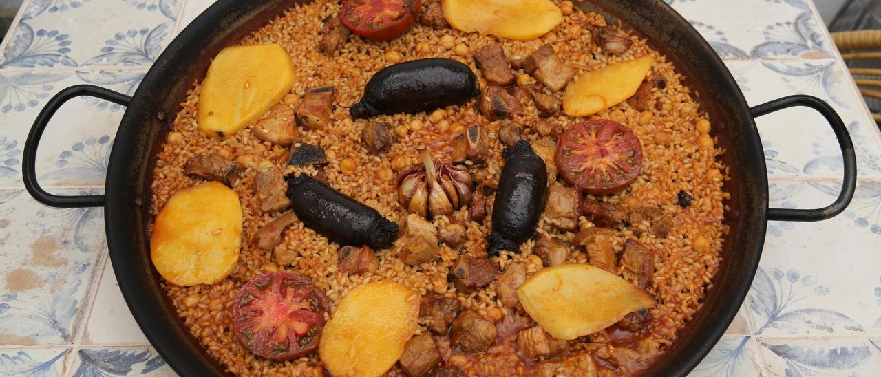 El arroz al horno cocinado en paella.