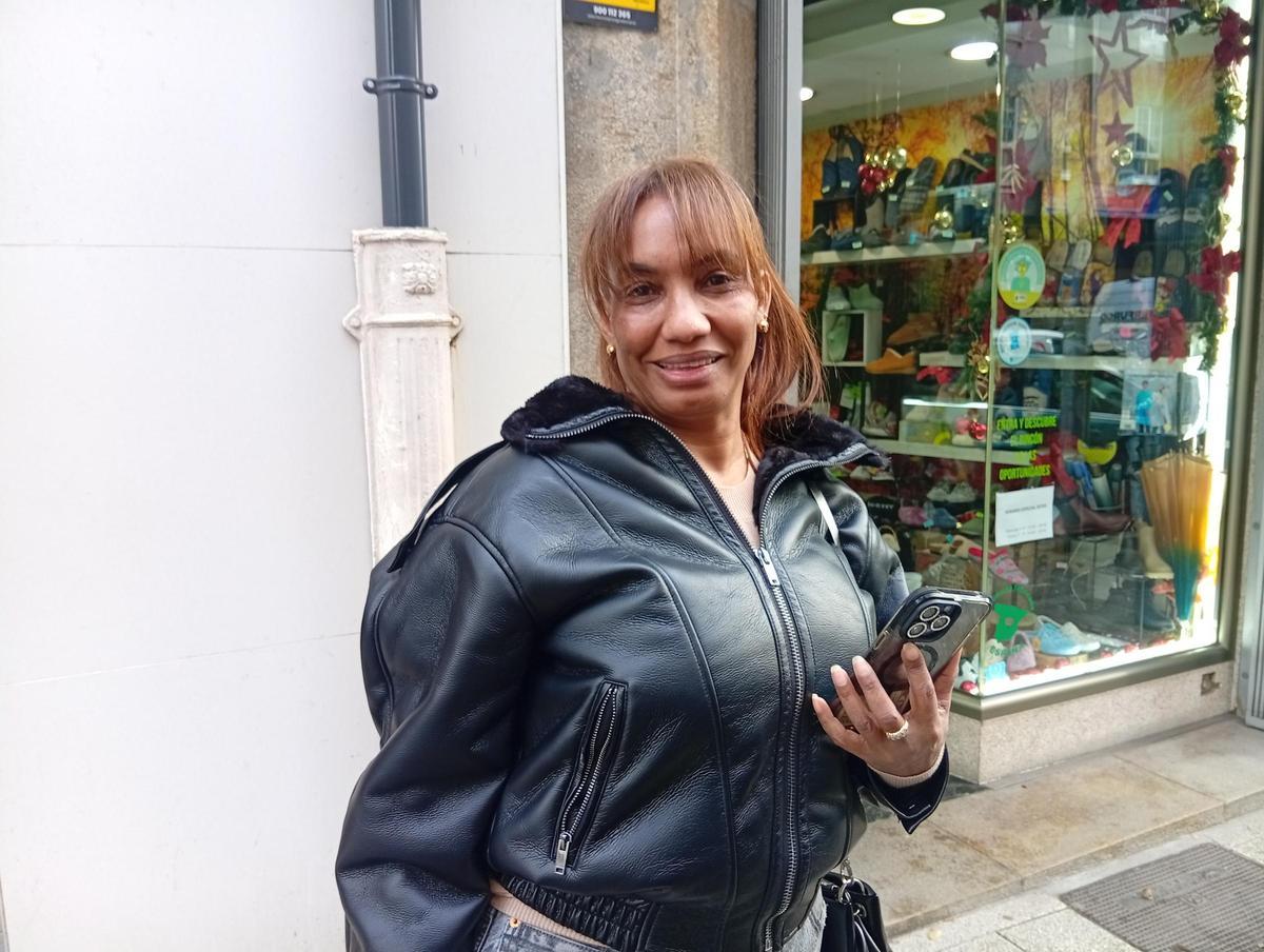 Teresa Méndez adquirió tres prendas para su hija en el primer día de rebajas de invierno.