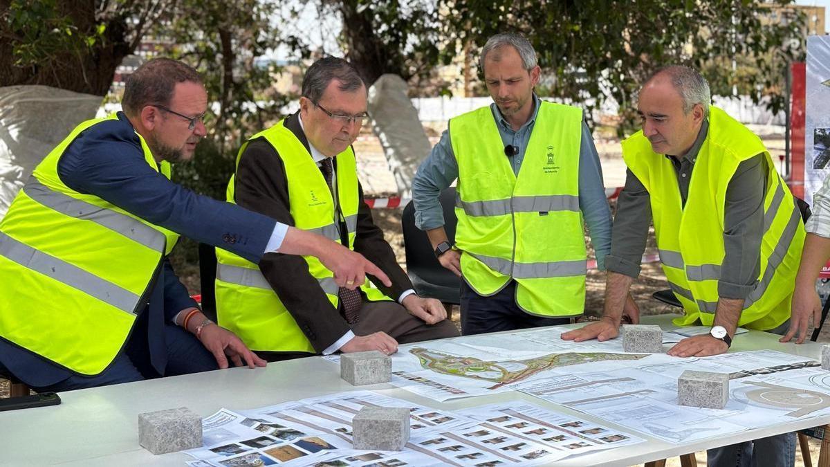 El alcalde de Murcia, José Ballesta, durante su visita a las obras del Parque Metropolitano Oeste.
