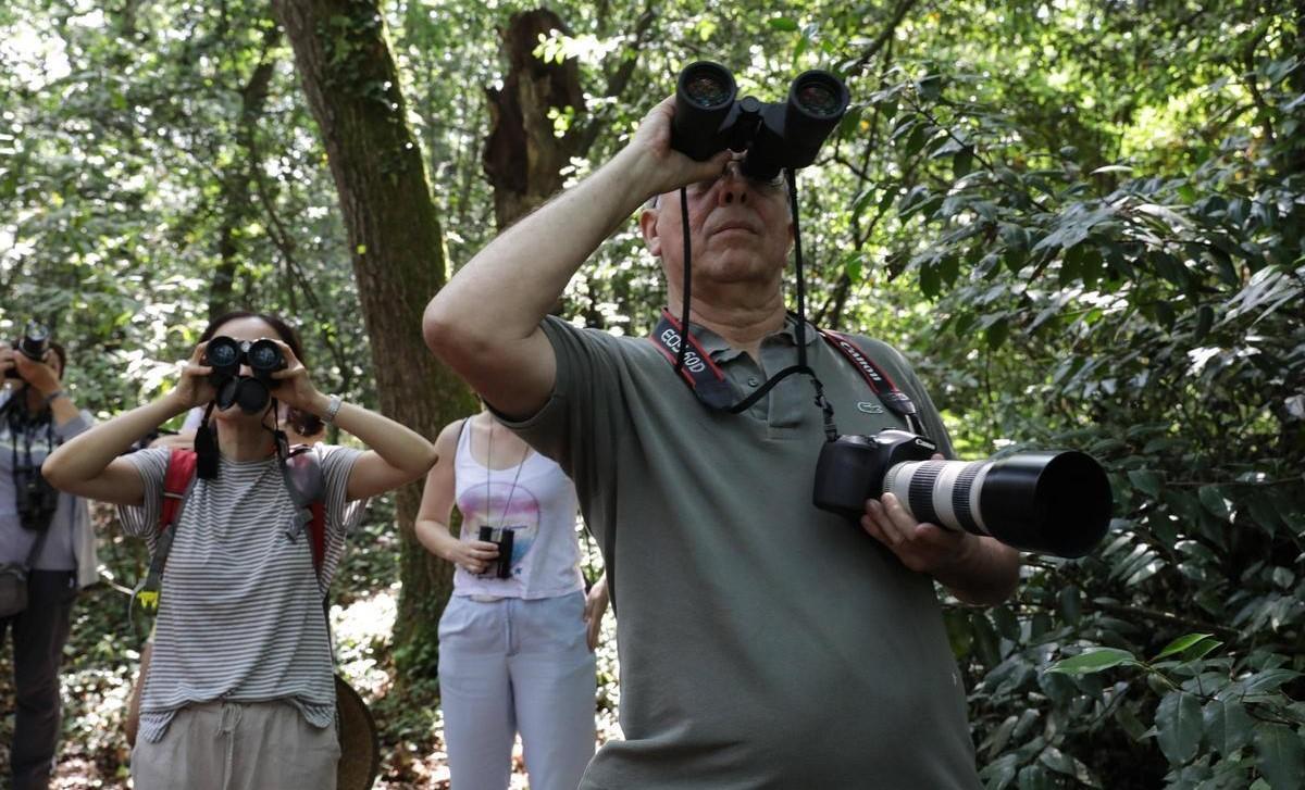 Aficionados observando aves en Asturias