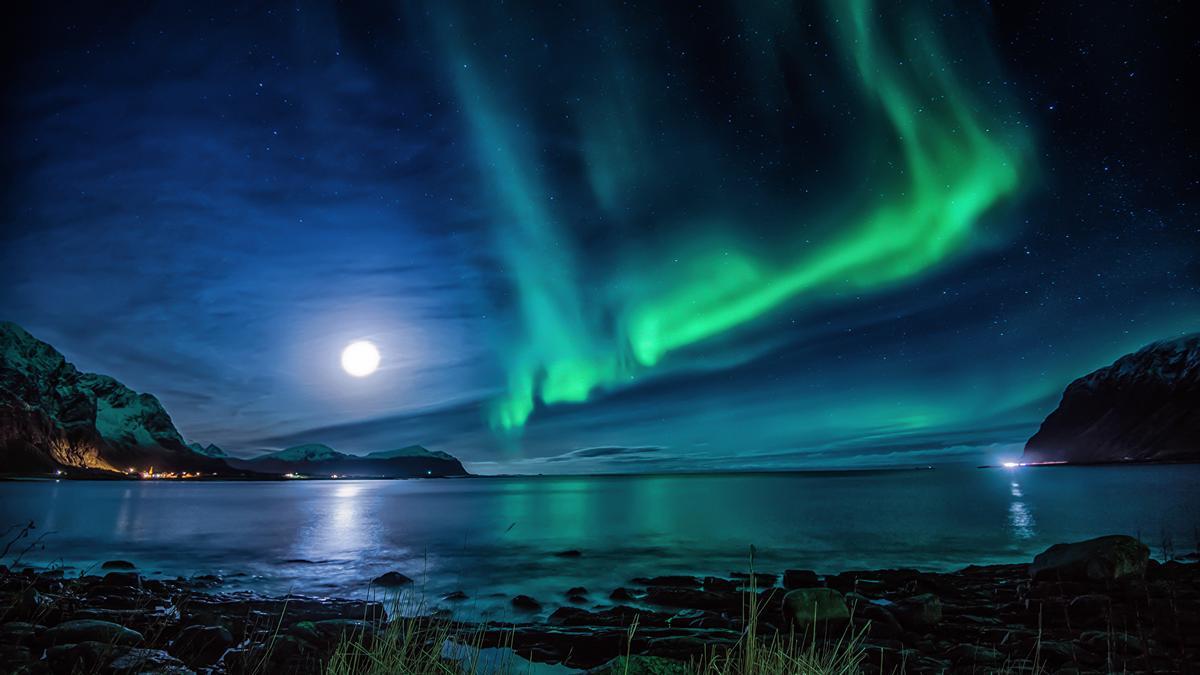 Aurora boreal en Lofoten (Noruega), durante la noche polar