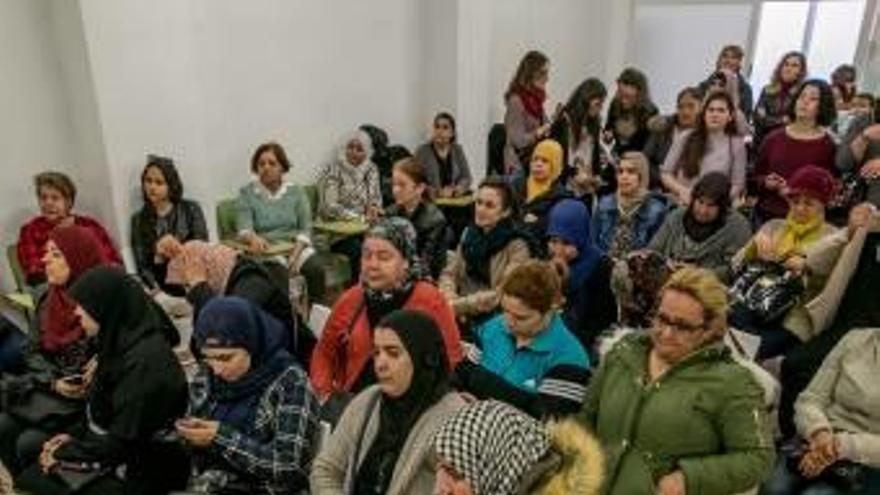 Uno de los encuentros organizados por Elche Acoge.