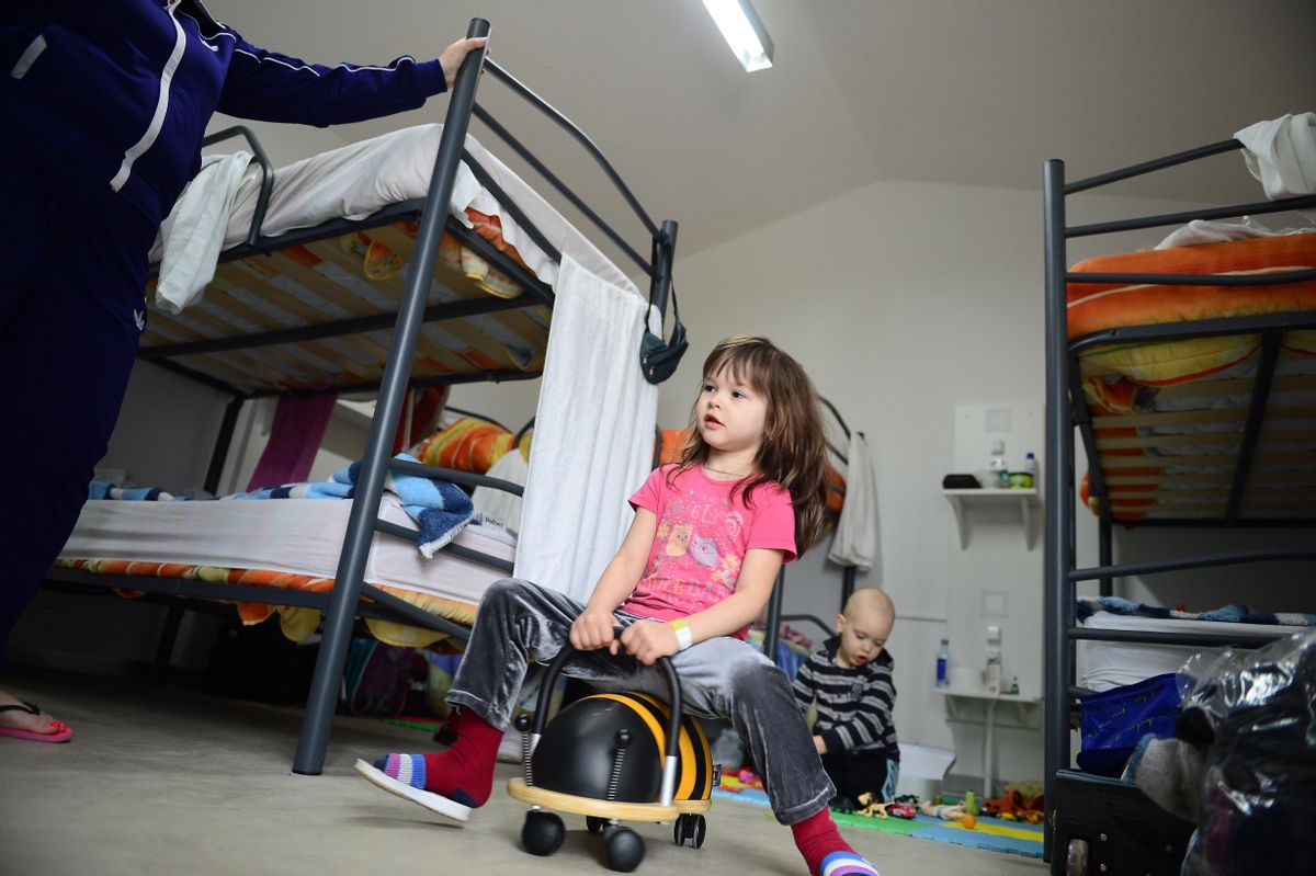 Los más pequeños, jugando en el albergue.