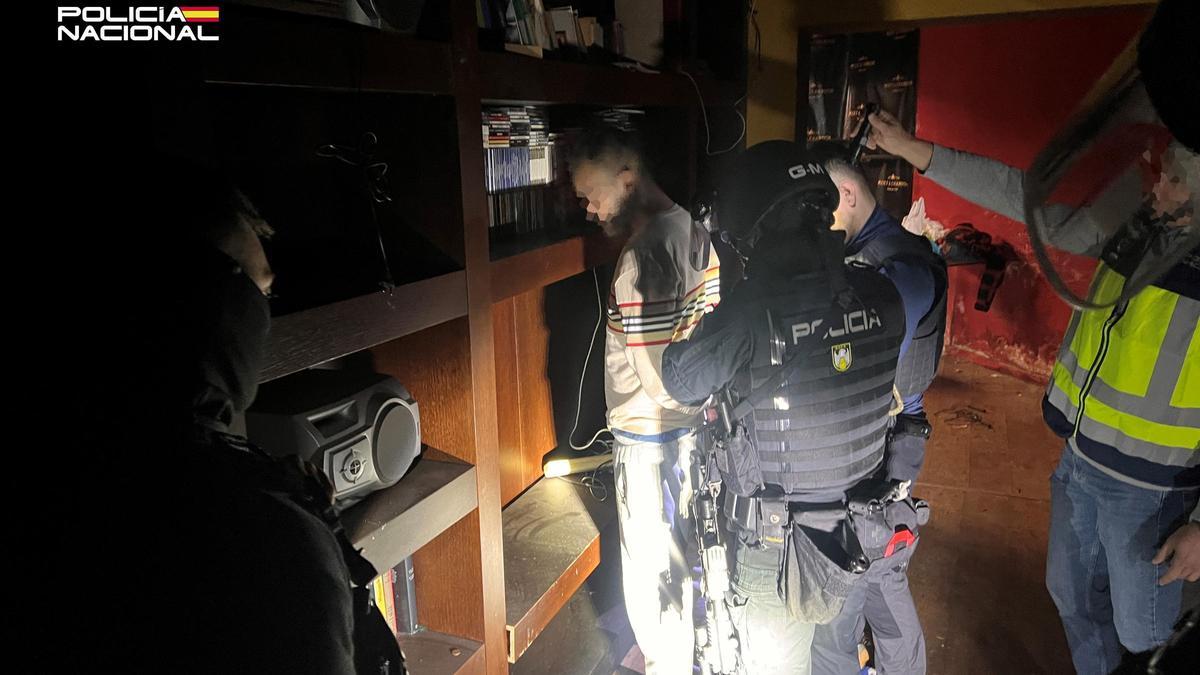 Los agentes detuvieron a uno de los sospechosos