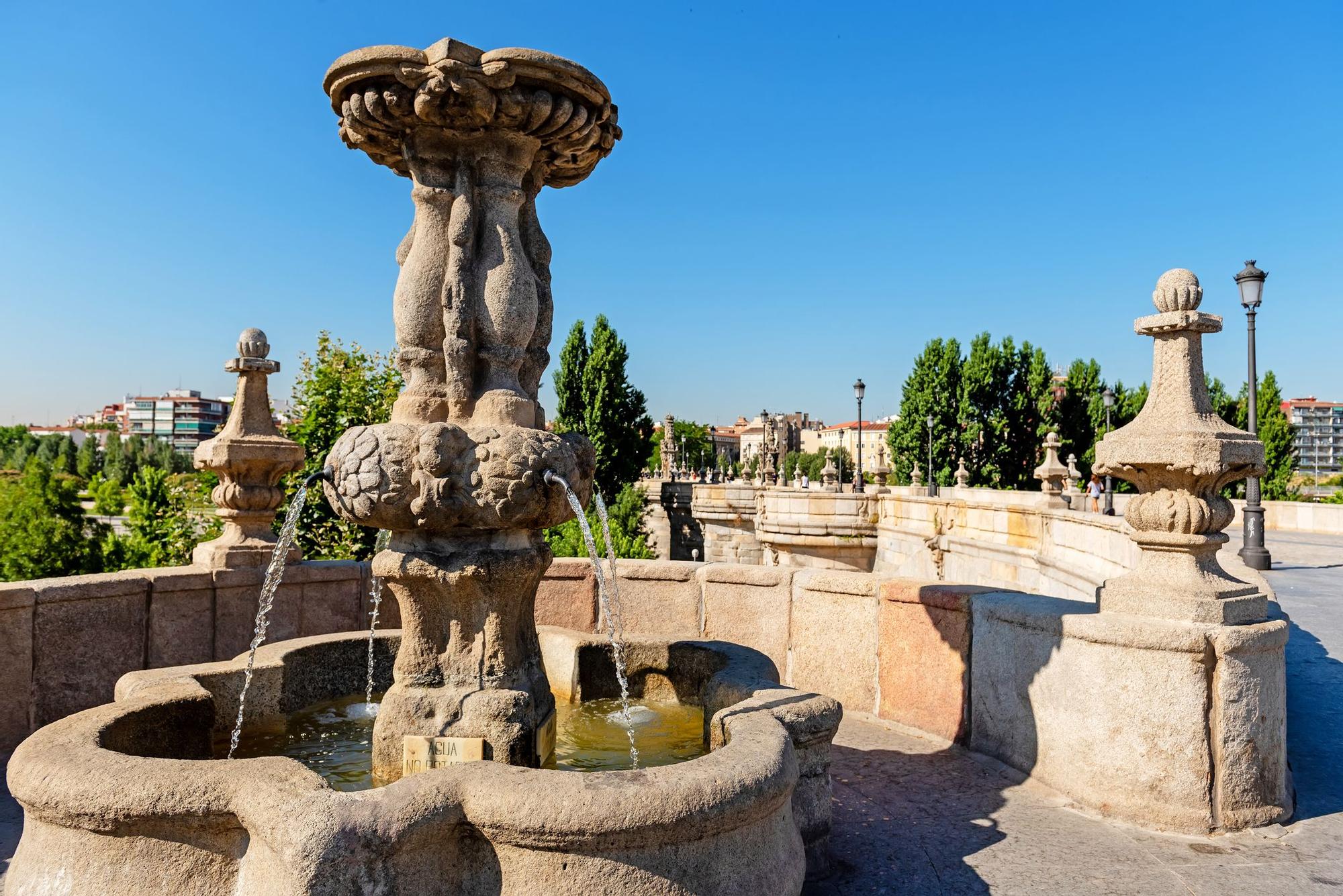 Una de las fuentes que coronan el puente de Toledo, el puente barroco más importante del mundo, en Madrid