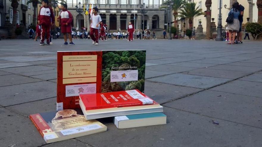 CAAM y Casa de Colón liberan libros en una nueva campaña de &#039;bookcrossing&#039;