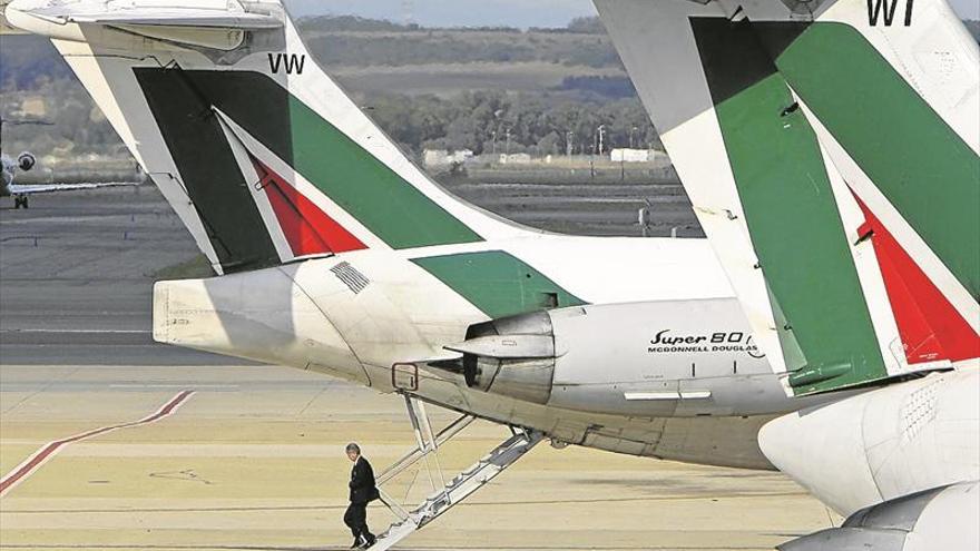 La compra de la endeudada Alitalia interesa a 32 compañías