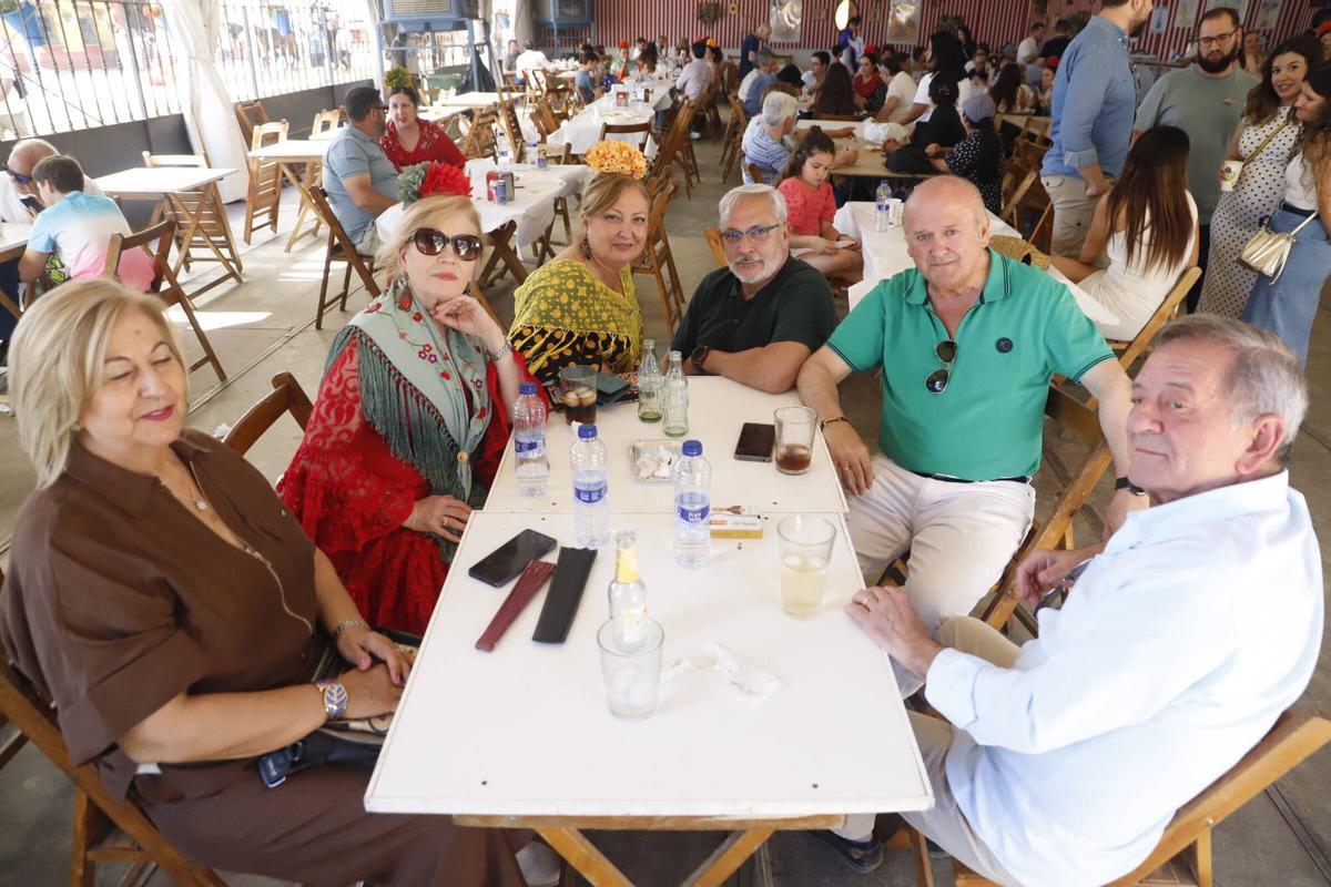 De caseta en caseta y con el grupo de siempre, la Feria de Córdoba vuelve a llenarse de grupos de amigos, compañeros de trabajo y familia De caseta en caseta y con el grupo de siempre, la Feria de Córdoba vuelve a llenarse de grupos de amigos, compañeros de trabajo y familia