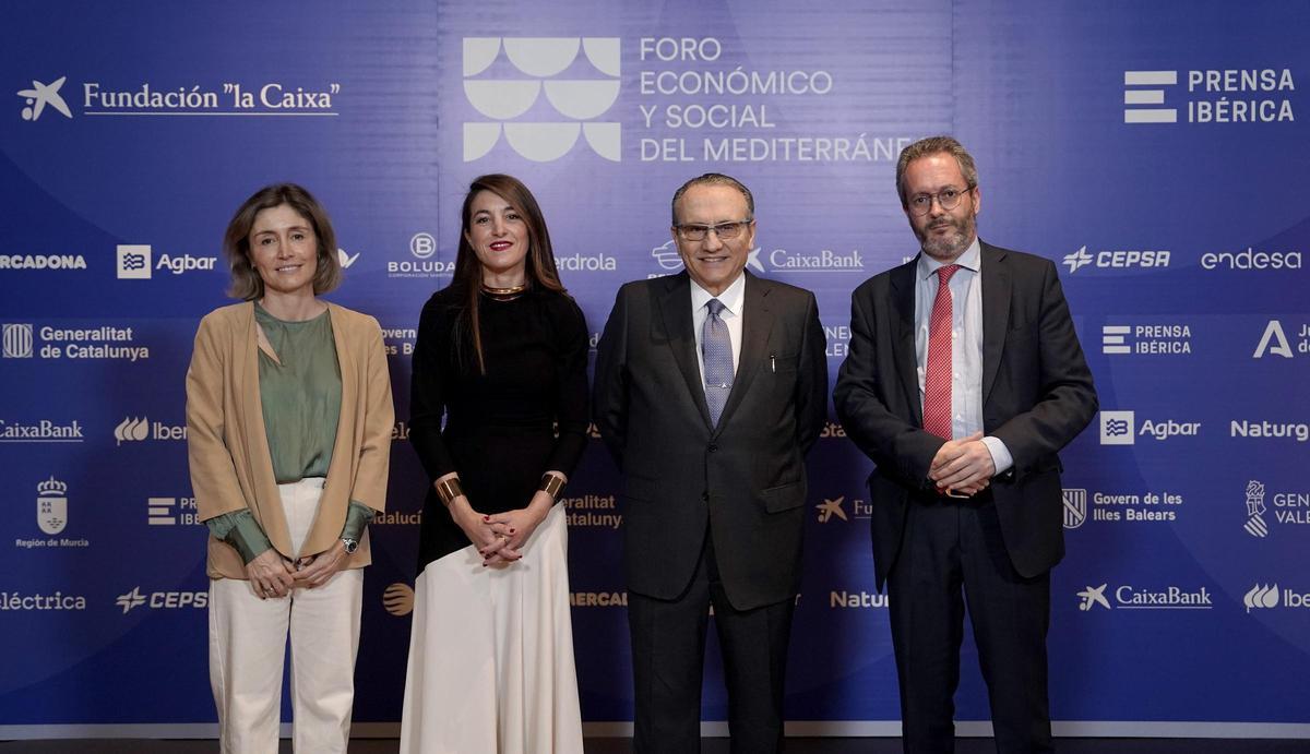 De izquierda a derecha Ainhoa Moll, directora editorial de Prensa Ibérica, Marta Olea, directora general de comunicación de Andalucía, Javier Moll, presidente de Prensa Ibérica, y Jesús Espino, coordinador general del Ayuntamiento de Málaga.