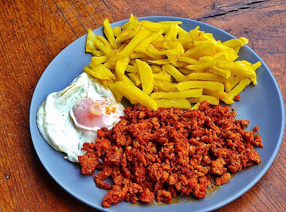 Picadillo con huevos fritos y patatas.