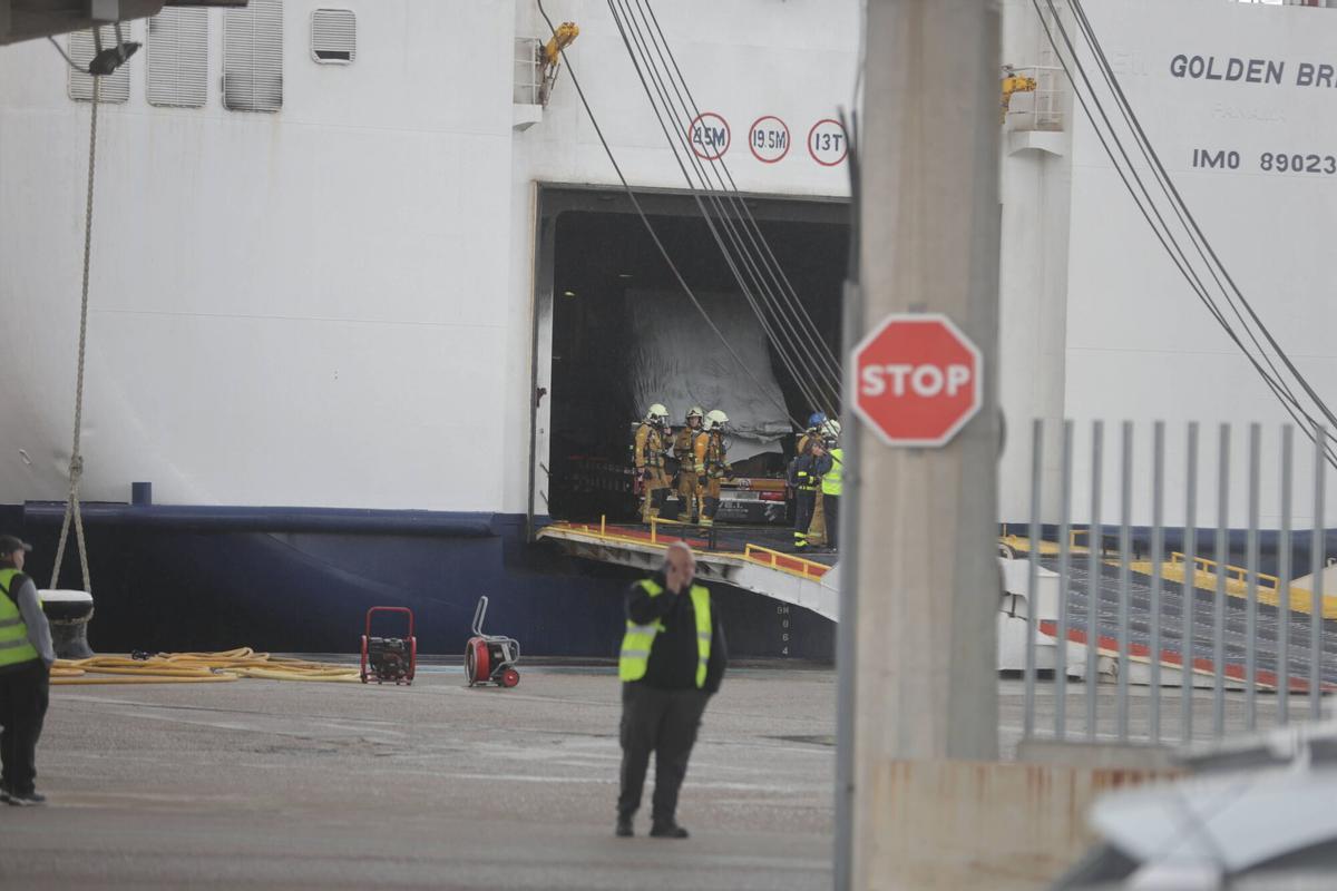 FOTOS | Nuevo incendio en la bodega de un ferry que cubría la ruta Barcelona-Palma FOTOS | Nuevo incendio en la bodega de un ferry que cubría la ruta Barcelona-Palma