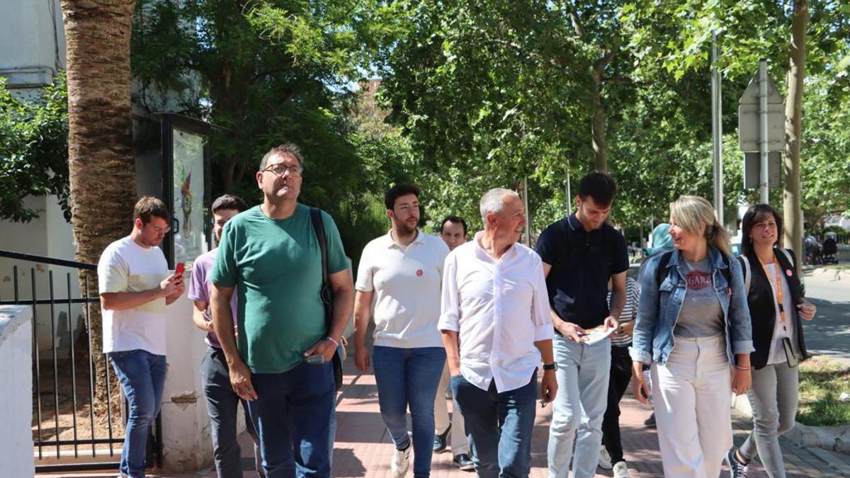 Joan Baldoví, junto a miembros de Compromís de la Vall d’Uixó, durante un encuentro celebrado con la ciudadanía.