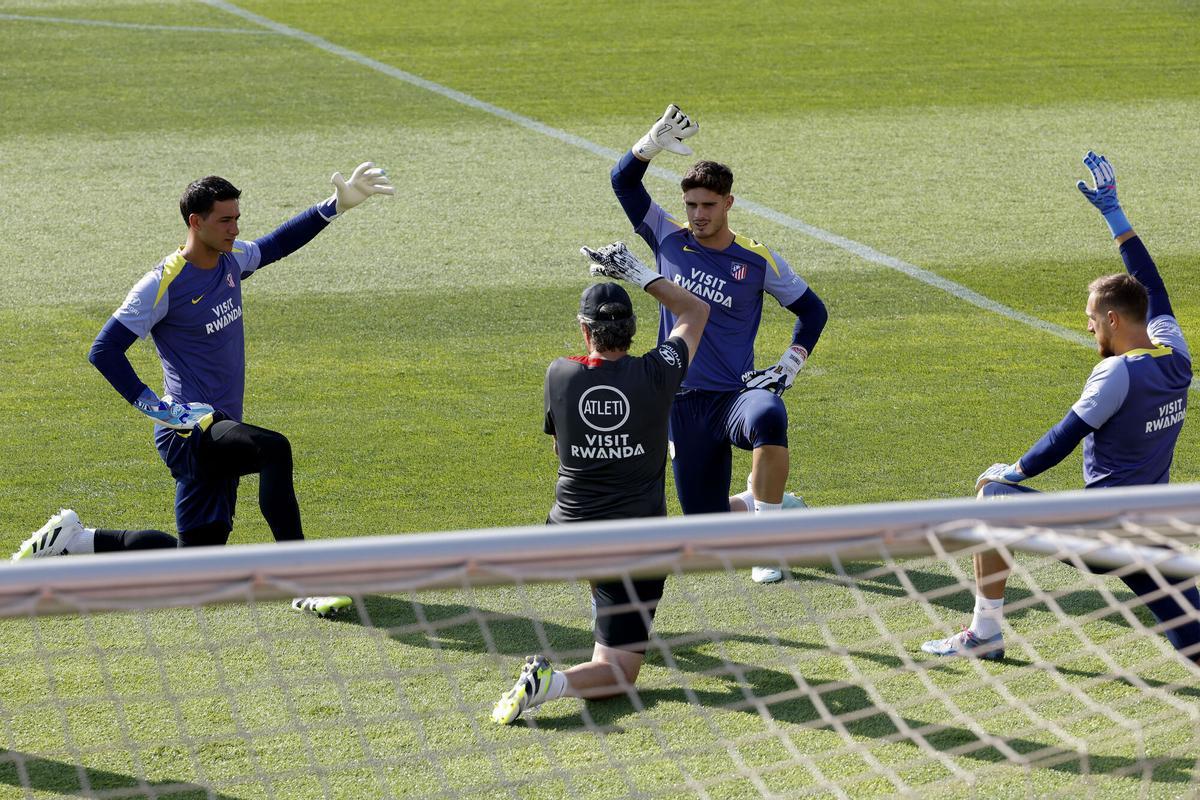 Los porteros del Atlético durante un entrenamiento