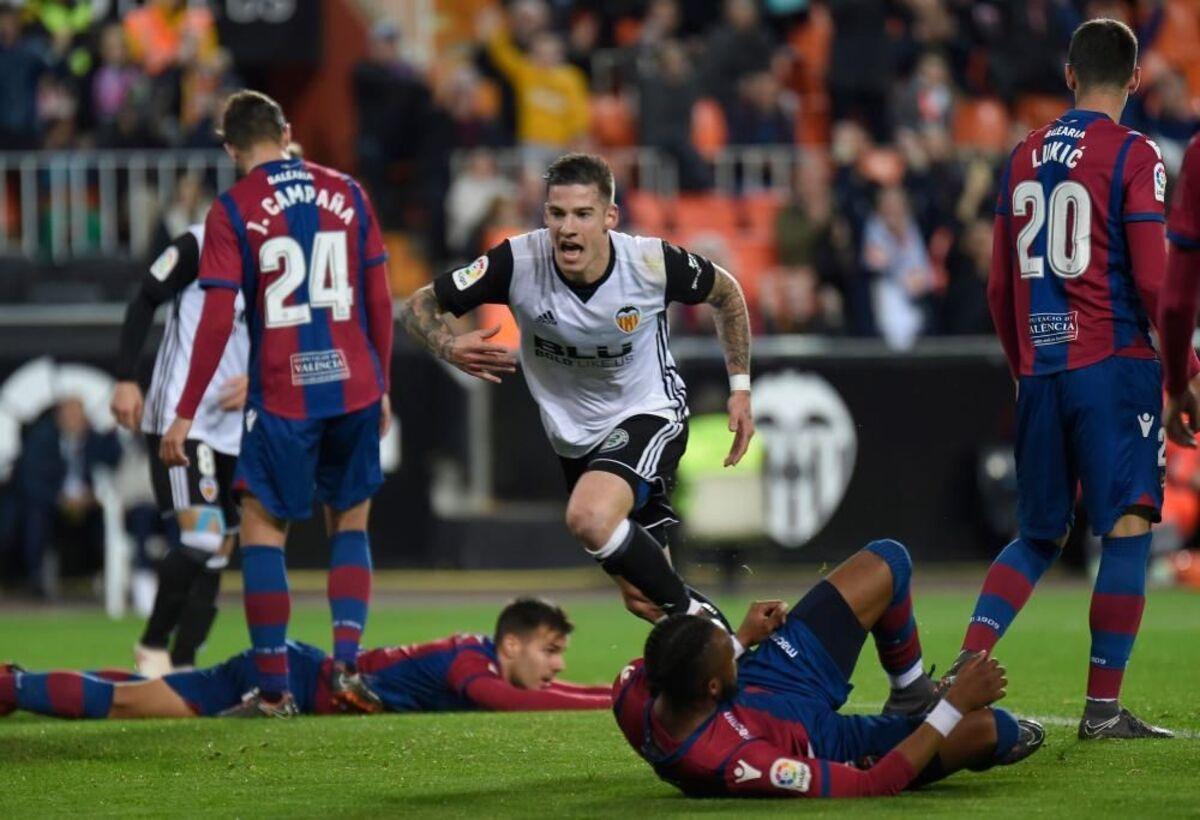 Santi Mina celebrando su gol ante el Levante en Mestalla