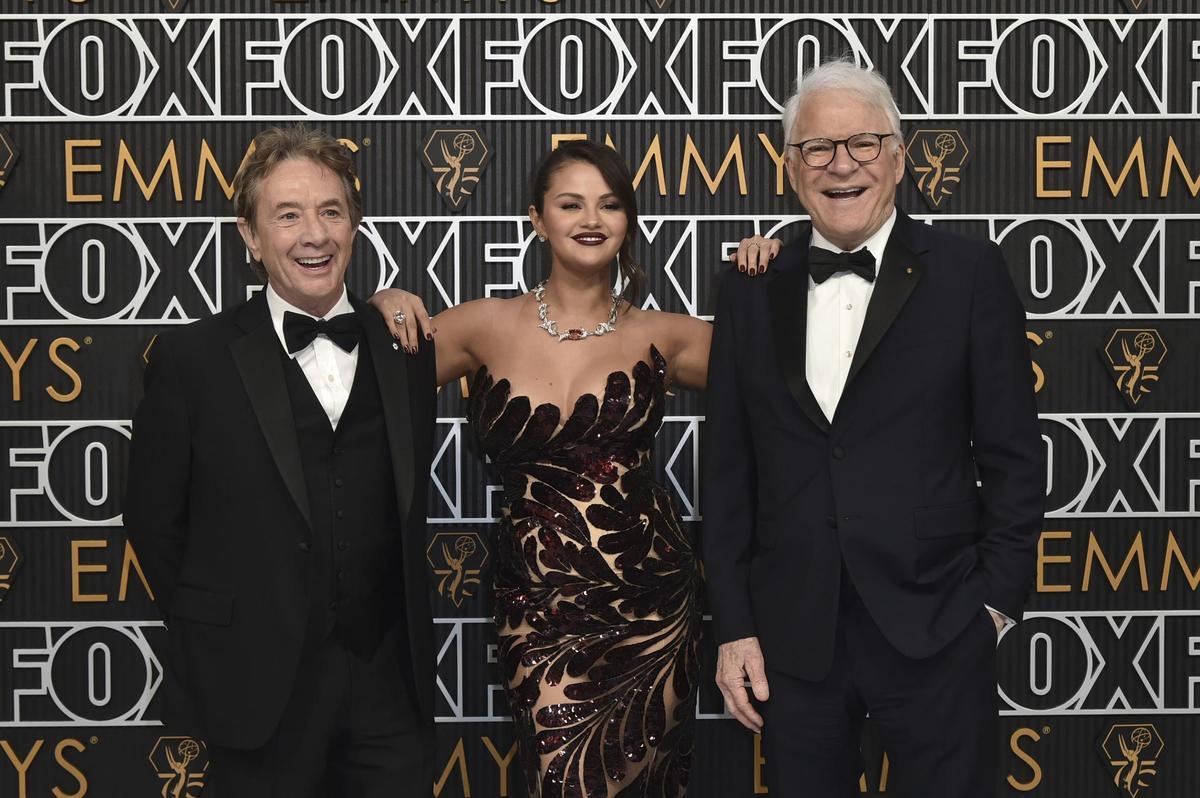 Selena Gómez con Martin Short y Steven Martin en los Premios Emmy.