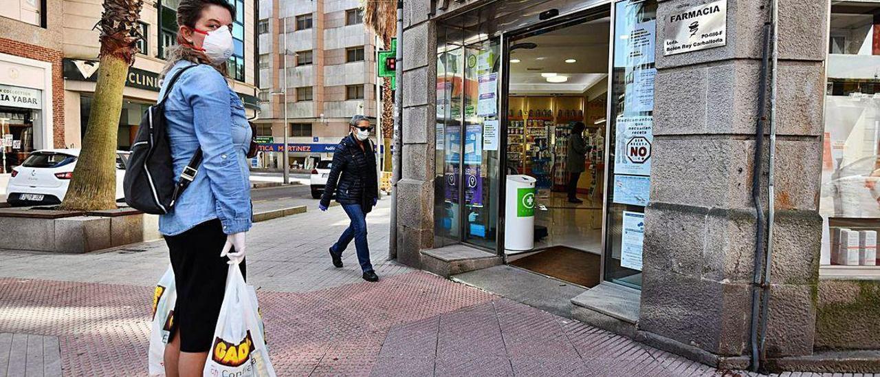 Una mujer aguarda su turno para entrar en una farmacia.