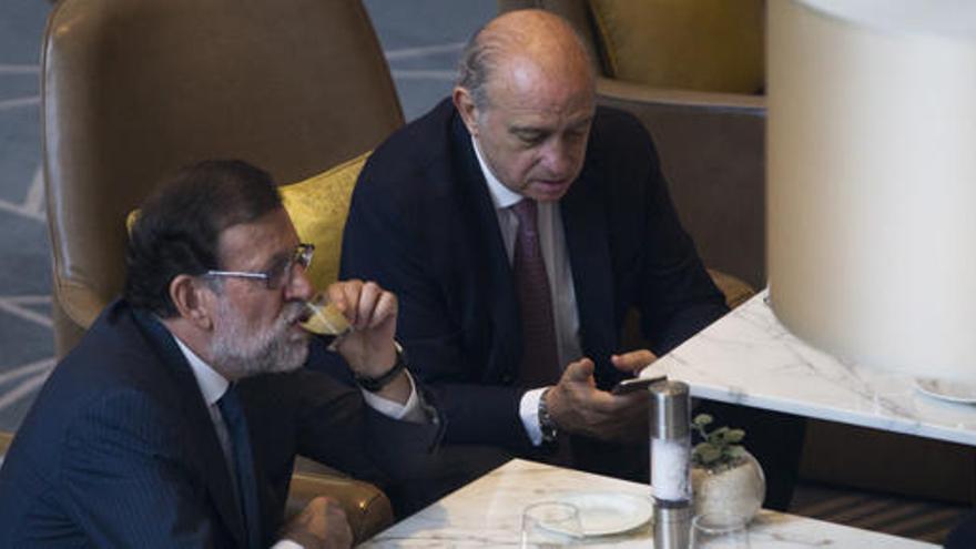 Fernández Díaz, junto a Rajoy en una imagen de archivo.