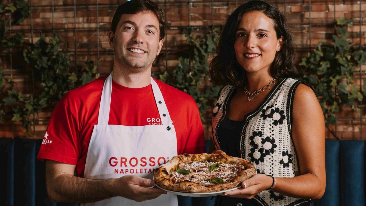 Paula Amor y Fabrizio Polacco, de Grosso Napoletano, con La Grossísima di Paula Amor, la pizza que ha creado esta clienta habitual de la cadena.