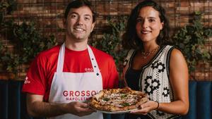Paula Amor y Fabrizio Polacco, de Grosso Napoletano, con La Grossísima di Paula Amor, la pizza que ha creado esta clienta habitual de la cadena.