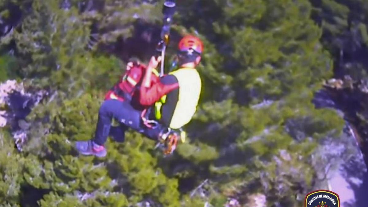 SUCESOS EN MALLORCA / Rescatan en helicóptero a una ciclista que cayó por un terraplén en la carretera de sa Calobra SUCESOS EN MALLORCA / Rescatan en helicóptero a una ciclista que cayó por un terraplén en la carretera de sa Calobra