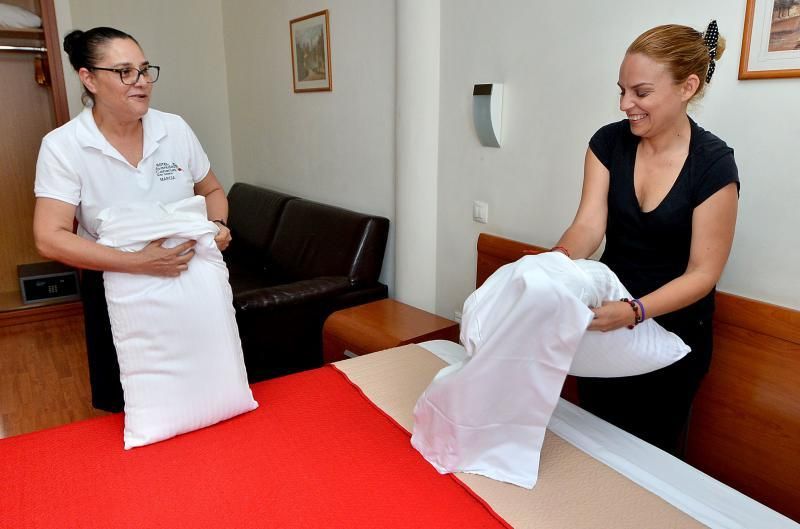 08/06/2018 VECINDARIO, SANTA LUCÍA DE TIRAJANA. La portavoz de Podemos en el Parlamento Canario, Noemí Santana, comparte una jornada como camarera de piso en el Hotel Avenida de Vecindario para conocer como es el trabajo de las Kellys. SANTI BLANCO  | 08/06/2018 | Fotógrafo: Santi Blanco