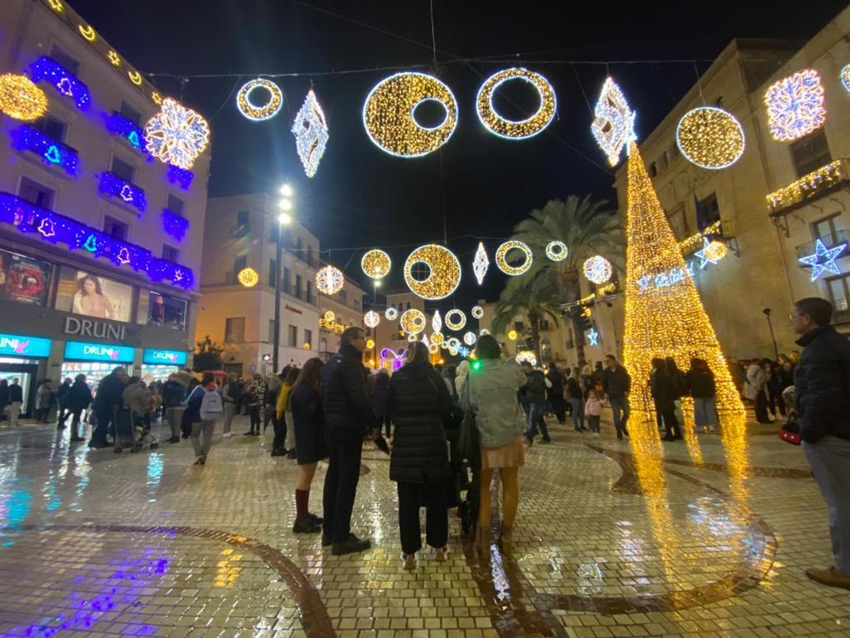 Así lucirá estos días la Plaça de Baix de Elche