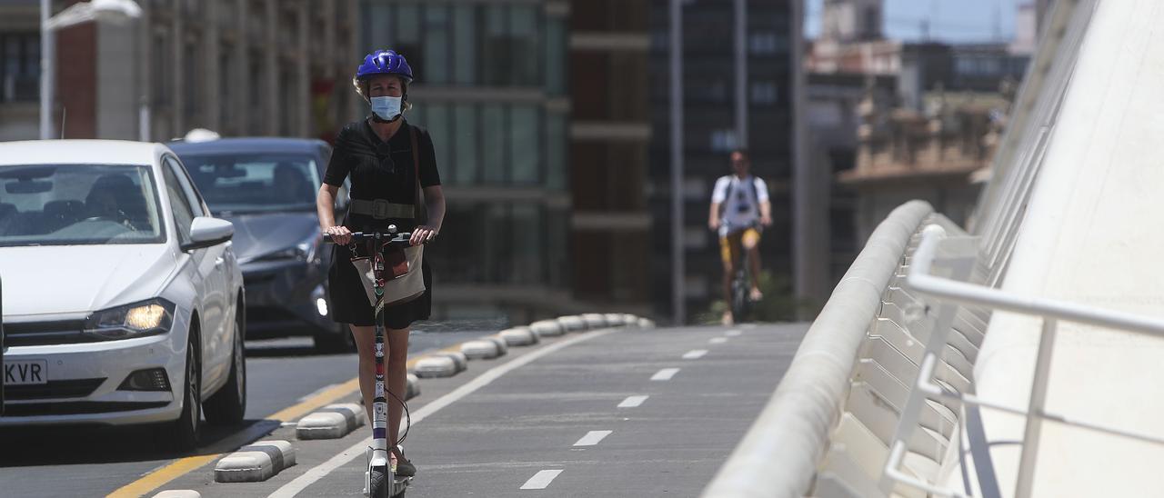 Patinete circulando correctamente por València