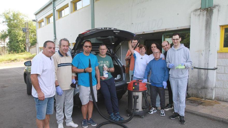 El taller de Aspanas, en Ourense, donde trabajar la autonomía pasa por dejar el coche impecable