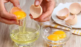 Trucos para separar la yema y la clara del huevo