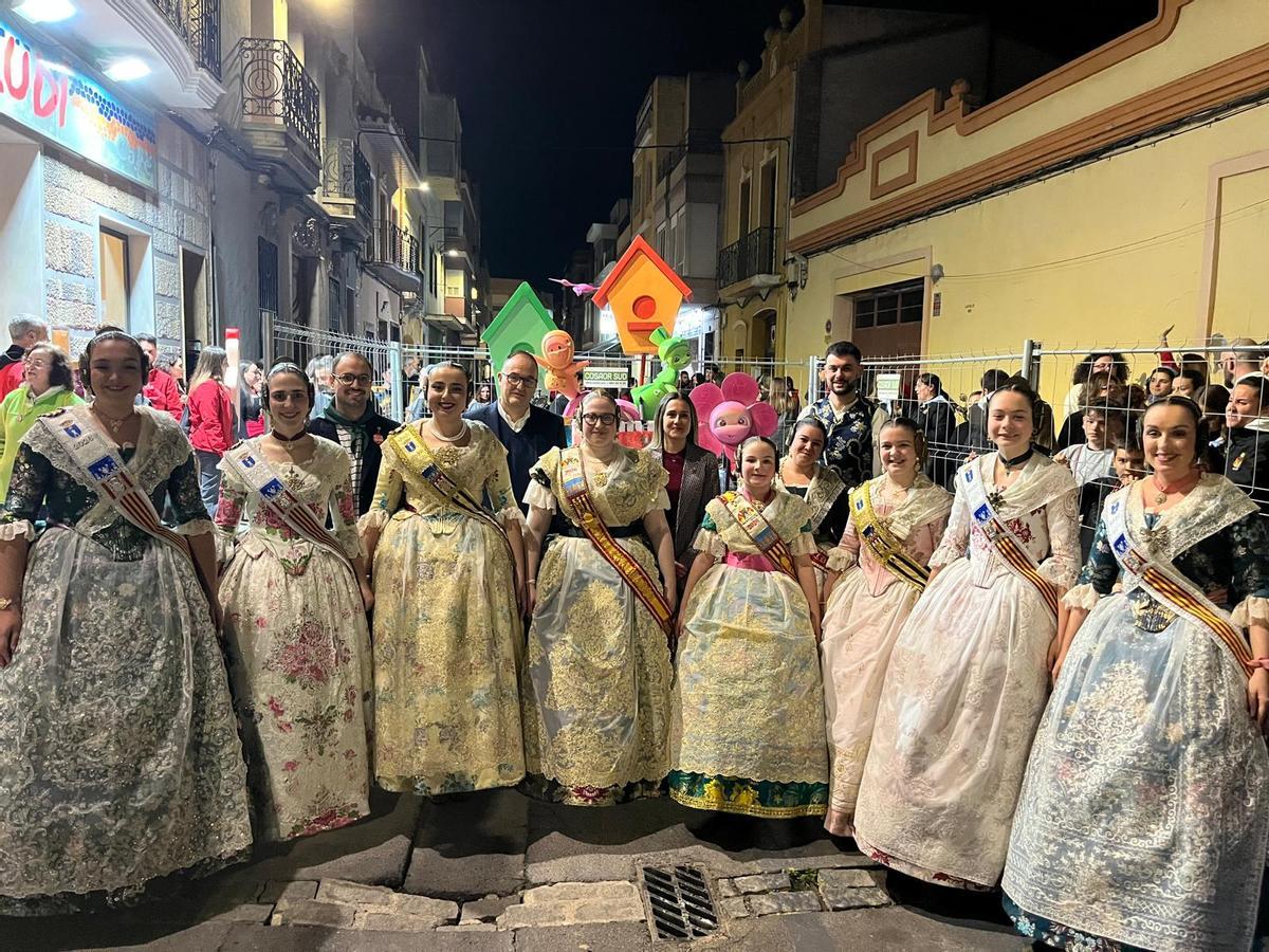 La alcaldesa y el concejal de Fiestas, junto a representantes de la JLF y de la falla Pensat i Fet junto al monumento infantil ganador.