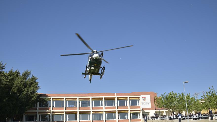 Un helicóptero de la Guardia Civil aterriza en el patio de un colegio de Castellón