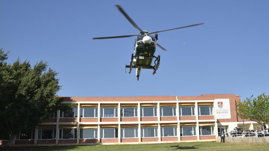 Un helicóptero de la Benemérita, aterrizando en la explanada del colegio Miralvent