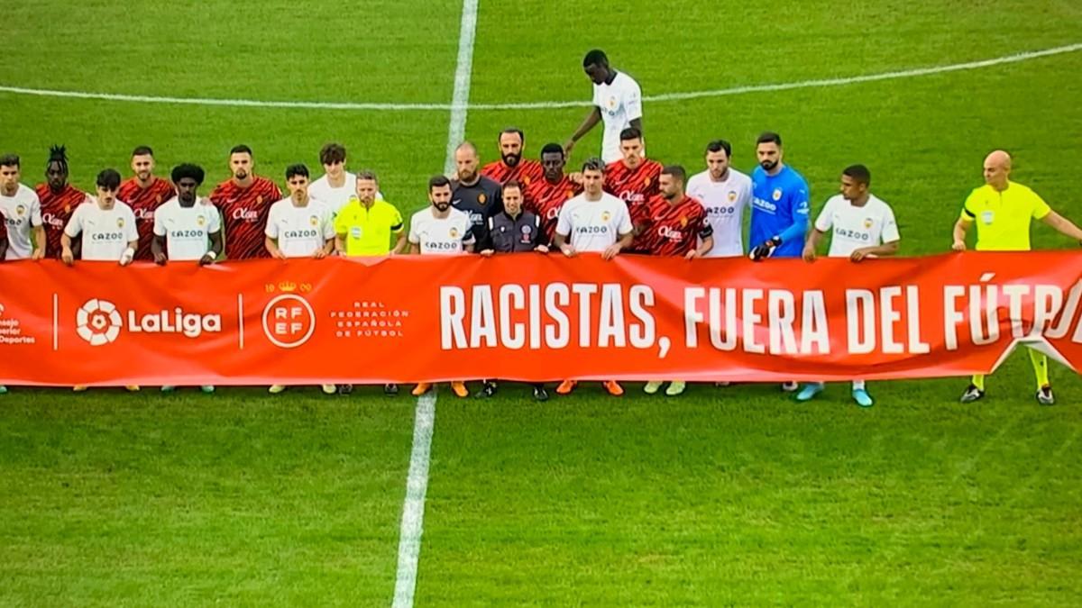 Diakhaby evita posar con la pancarta contra el racismo