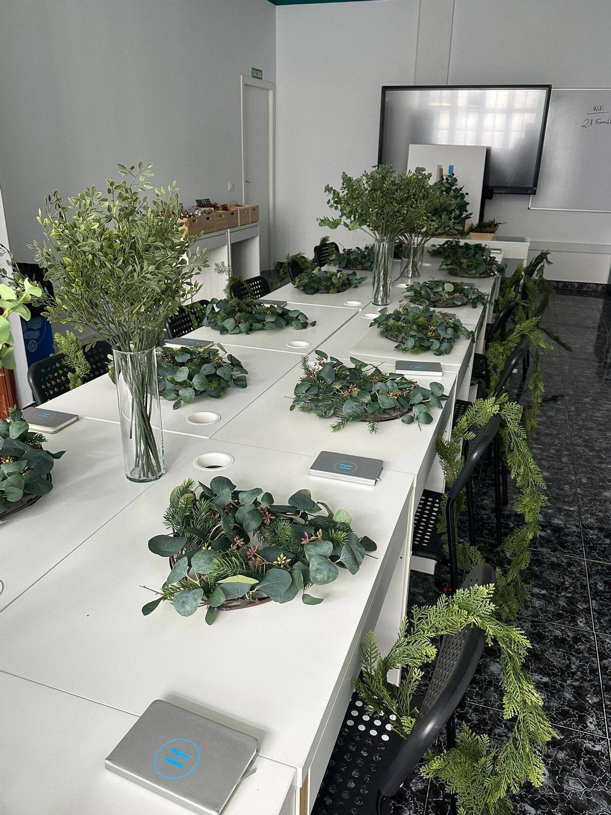 Varias muestras de coronas de navidad realizadas en un taller dirigido por Valentín Martín.