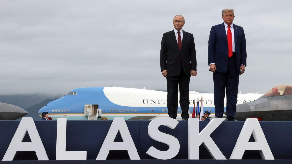 El presidente de los Estados Unidos, Donald Trump (d), y el presidente de Rusia, Vladimir Putin, posan en la pista de aterrizaje tras llegar para asistir a una reunión en la Base Conjunta Elmendorf-Richardson en Anchorage (Estados Unidos).