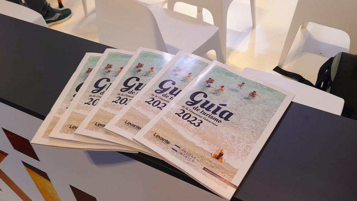 Ejemplares de la Guía de Turismo 2023 en Fitur.