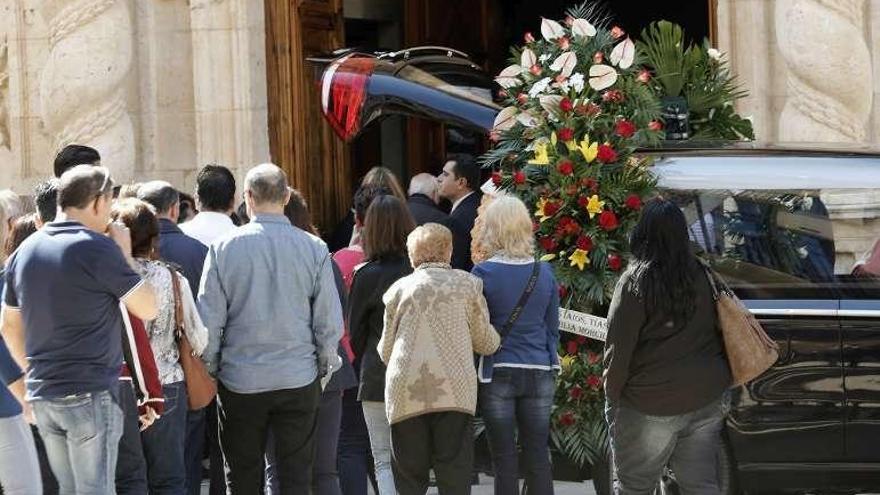 Funeral de Adrián Hinojosa, ayer, en Alzira (Valencia). // Efe