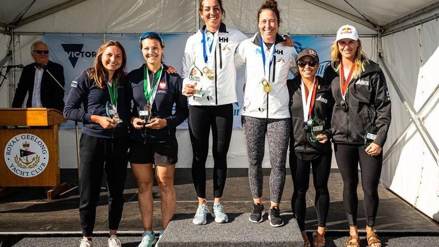 Paula BarcelÃ³ y Tamara Echegoyen, en el podio del Campeonato de OceanÃ­a.