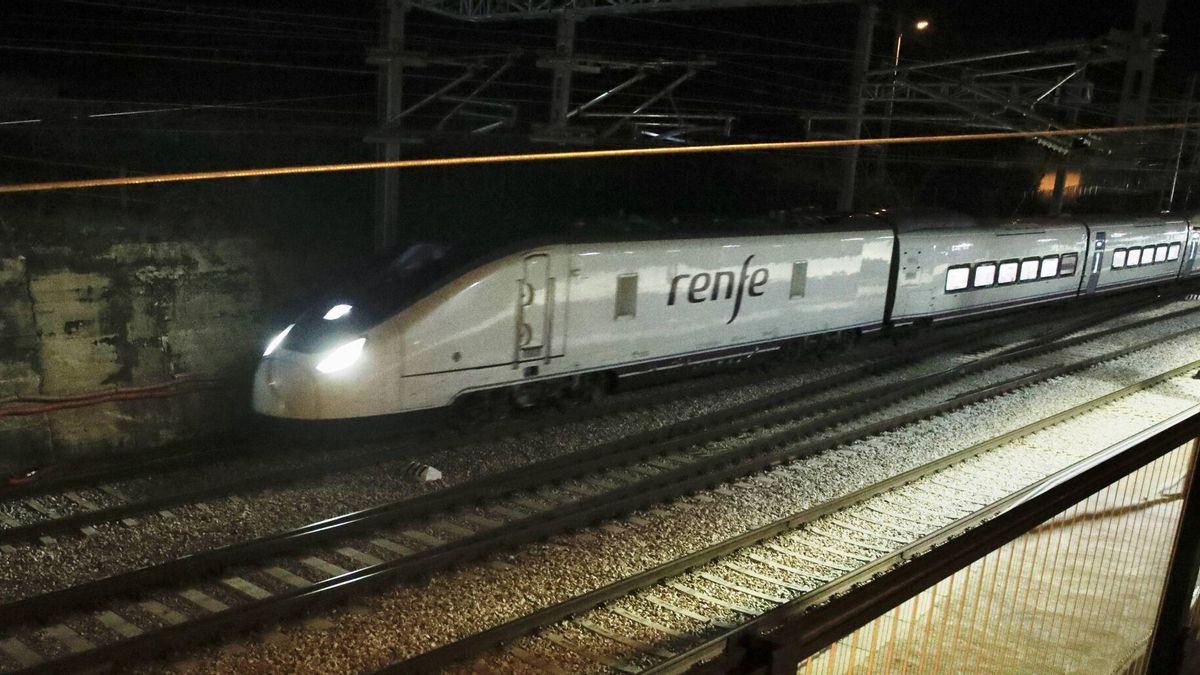 Un tren saliendo de Asturias a su paso por la estación de Pola de Lena.