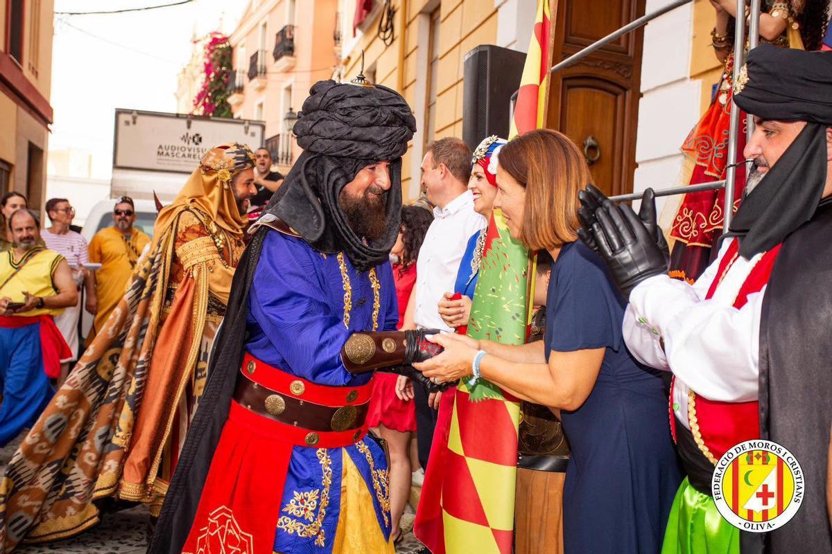 Oliva vive con la máxima pasión las fiestas de Moros i Cristians 2026: Vecinos y turistas disfrutan de la espectacularidad de los actos