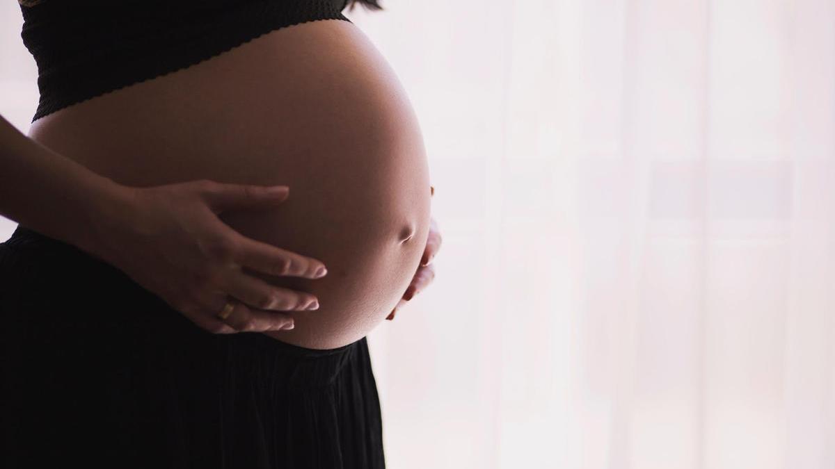 Una mujer embarazada