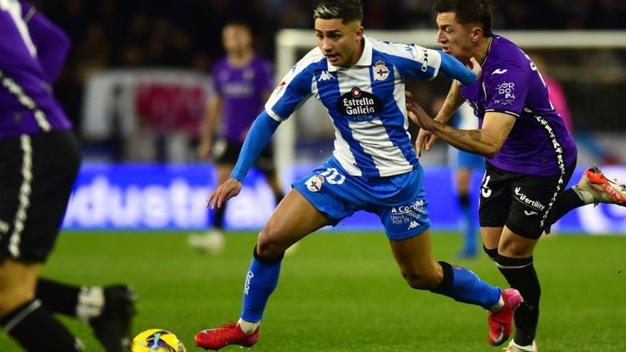Yeremay Hernández intenta librarse de un rival en el partido ante el Córdoba. | | CASTELEIRO/ROLLER AGENCIA